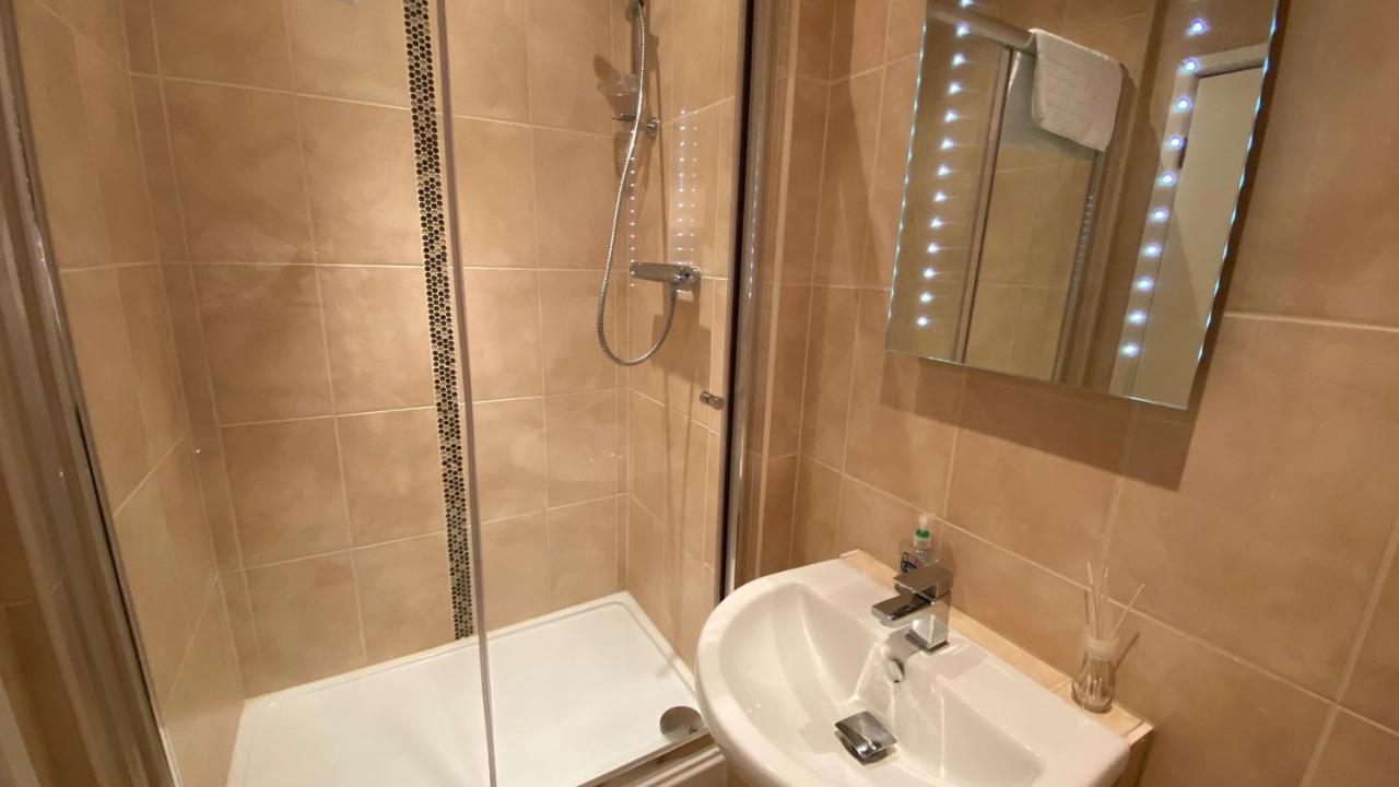 Torbay Rise - With Pool, Hot Tub, Sauna, Gym, Games And Cinema Room; Sea Views Torquay